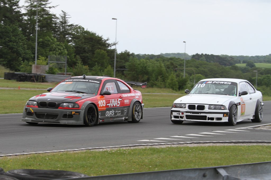 Flot og tæt ræs i Super Touring divisionen, her er det Michael Nielsen og Brian Mikkelsen i kamp
(Foto: Keld Dohm)